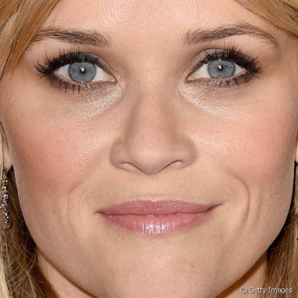 Reese Witherspoon real?ou os olhos com tra?ado simples de delineador, mas destacou tamb?m as ma??s do rosto com blush p?ssego bem marcado